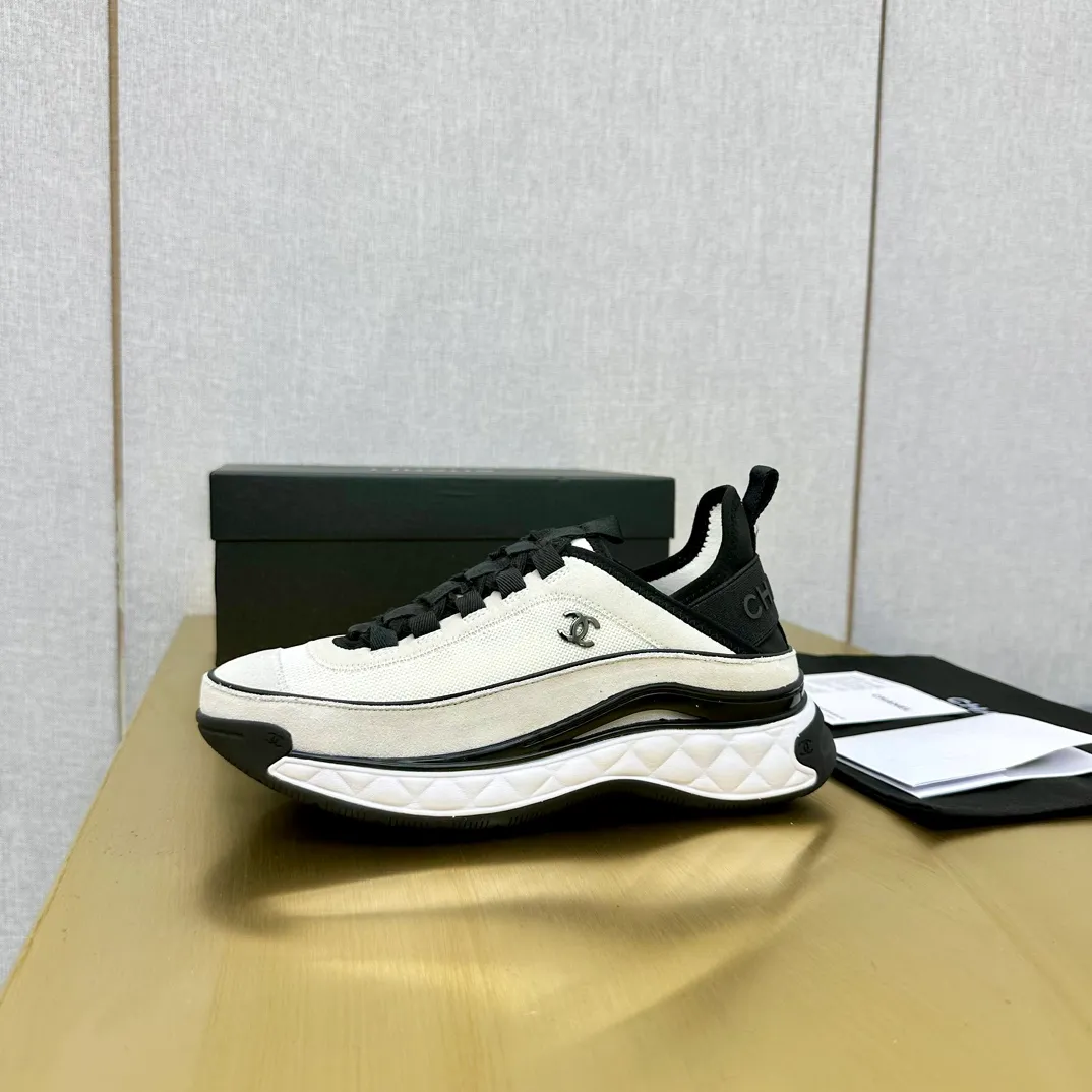 👟👟Ex-factory price 480👟👟 Women's shoes, women's clothing, top version Chanel Chanel - 2023 counter top casual sports shoes. This classic design; the upper is electro-embroidered with a variety of techniques; the outsole is fashionable and sporty; it is unusual to incorporate a variety of color matching elements... The diversified mix and match is very beautiful and versatile, and can be used for leisure, fashion, sports and outdoor... ꫛꫀꪝ Go➫ Material: ❶The upper is made of: original imported mercerized velvet + double-layer breathable mesh ❷The inner lining is made of: the original imported breathable mesh ❸The outsole is based on: original T👟👟factory price U combination outsole counter boutique packaging full set women 35-41 men 38-46 ᅟᅠᅟᅠᅟᅠ